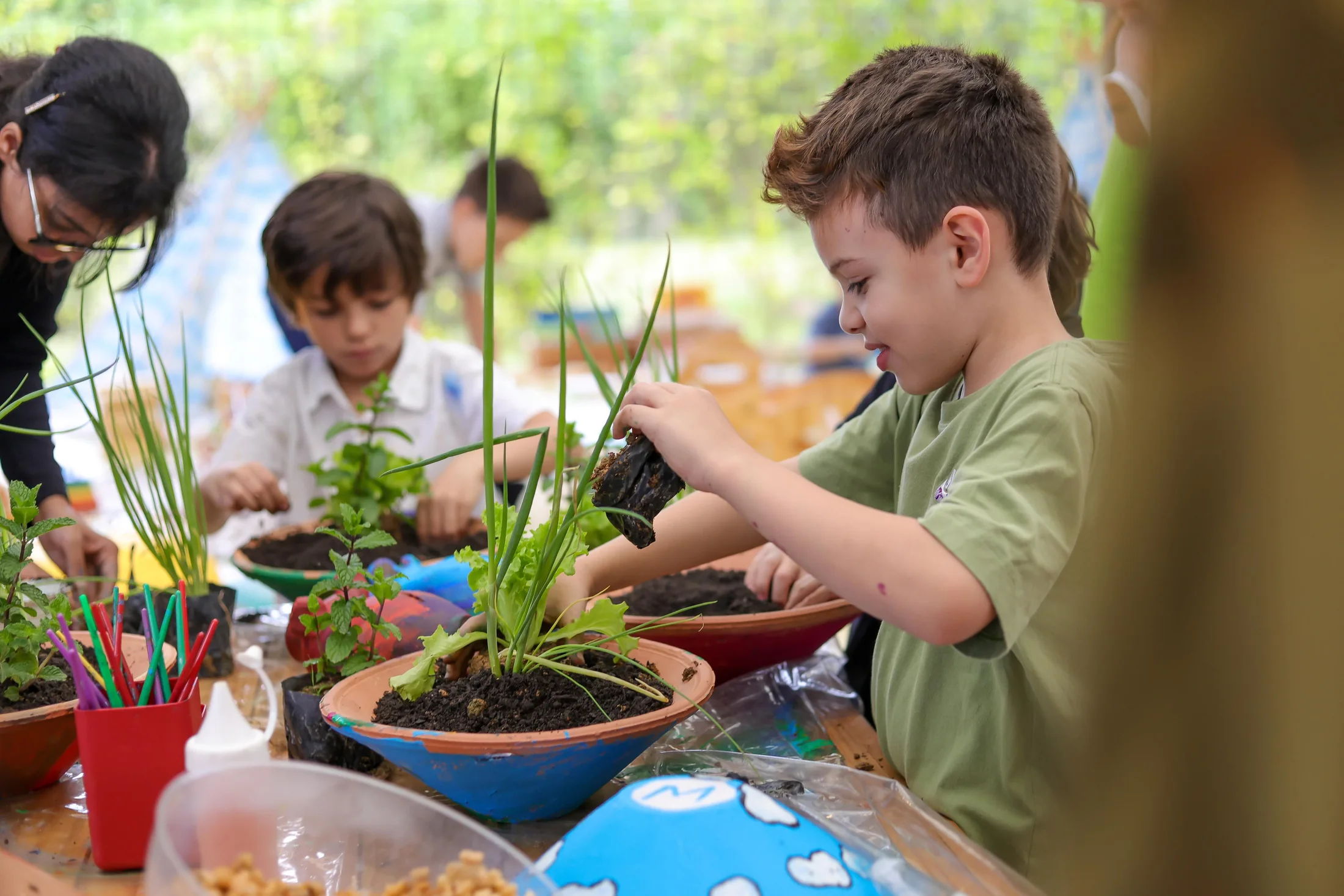 Crianças participando de uma oficina criativa de jardinagem