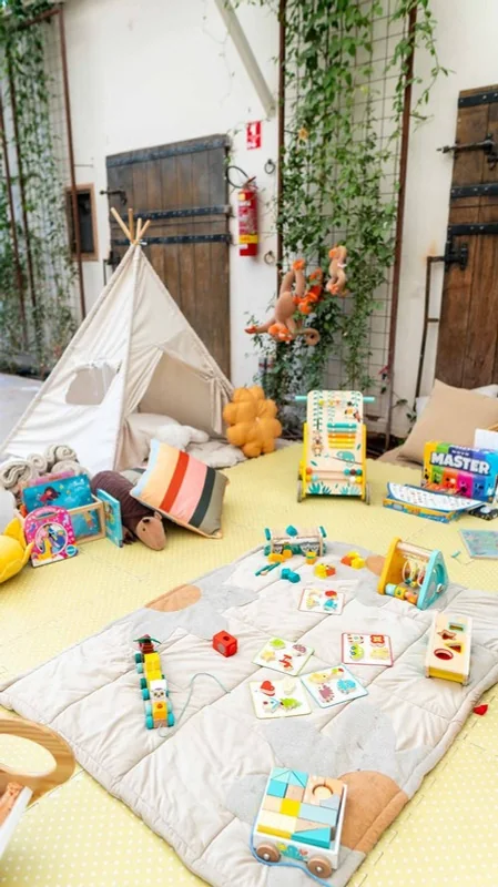 Cantinho infantil acolhedor com brinquedos e cabana