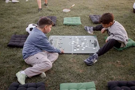 Crianças brincando juntas em um jogo de tabuleiro